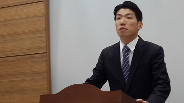 ▲ 권정률 더불어민주당 예비후보가 22일 충북도청에서 기자회견을 열고 출마 선언을 하고 있다.ⓒ김종혁 기자