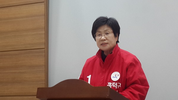 ▲ 정윤숙 새누리당 국회의원이 22일 충북도청에서 20대 총선 청주 흥덕을 출마 공약을 발표하고 있다. ⓒ김종혁 기자
