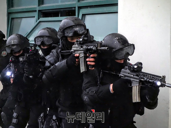 ▲ 수방사 헌병 특임대가 건물진입 훈련을 하고 있다.ⓒ뉴데일리 순정우 기자
