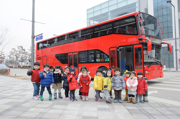 ▲ 세종시 2층버스 시승을 위해 시청어린이집 어린이들이 기념촬영하고 있다.@세종시