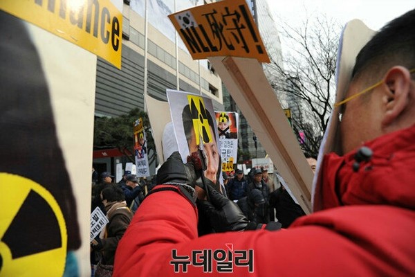 ▲ 어버이연합의 한 회원이 北노동신문의 박근혜대통령 비난 기사에 항의하는 퍼포먼스를 하고 있다. ⓒ뉴데일리 정재훈기자