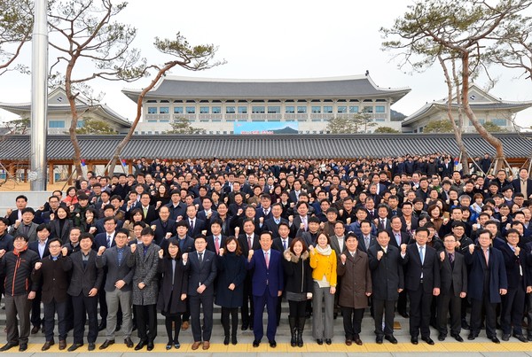 ▲ 도청직원이 22일 신도청에서 파이팅을 외치고 있다.ⓒ경북도 제공