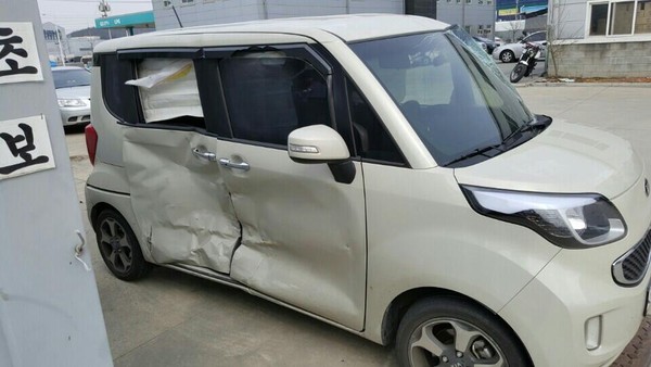 ▲ 대구 달서구청장 보궐선거에 출마한 이기주 후보가 22일 새벽 교통사고를 당하는 일이 빚어졌다. 사진은 사고가 난 차량 모습.ⓒ이기주 후보 제공