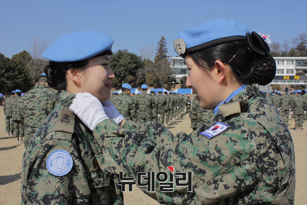 ▲ 한빛부대 6진 파병 여균장교들이 서로의 스카프를 정돈해 주고 있다. ⓒ육군 제공