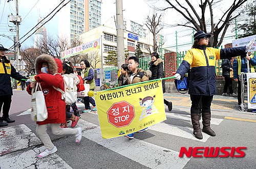 ▲ 녹색어머니회 회원들이 학생들의 안전한 하교를 돕고 있는 모습. ⓒ뉴시스