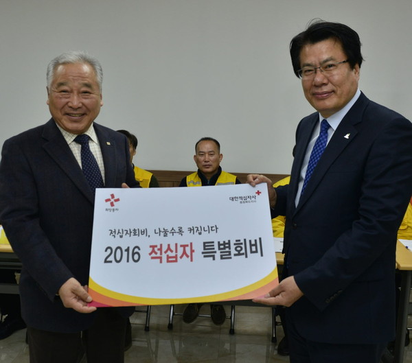 ▲ 이근규 제천시장(오른쪽)이 성영용 충북지사장에게 적십자특별회비를 전달하고 있다.ⓒ제천시