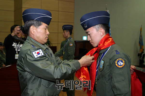 ▲ 정경두 공군참모총장은 고등비행교육 수료식에서 신임조종사에게 빨간 마후라를 직접 매주고 있다.  ⓒ공군