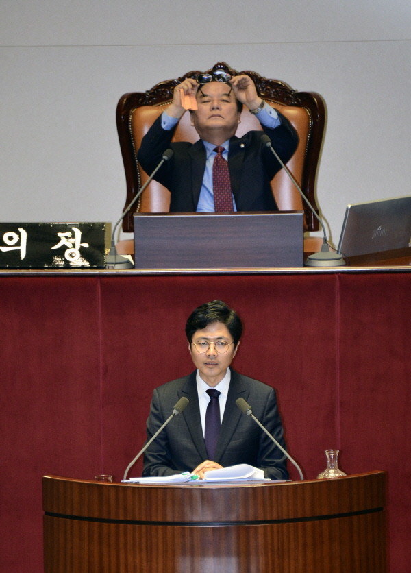 ▲ 23일 김광진 더민주 의원이 테러방지법 직권상정에 반발해 필리버스터(무제한토론)을 하고 있는 모습. ⓒ 뉴시스