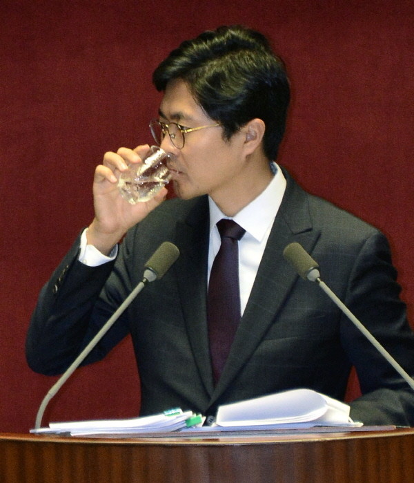 ▲ 필리버스터 도중 물을 마시는 김광진 의원 ⓒ 뉴시스