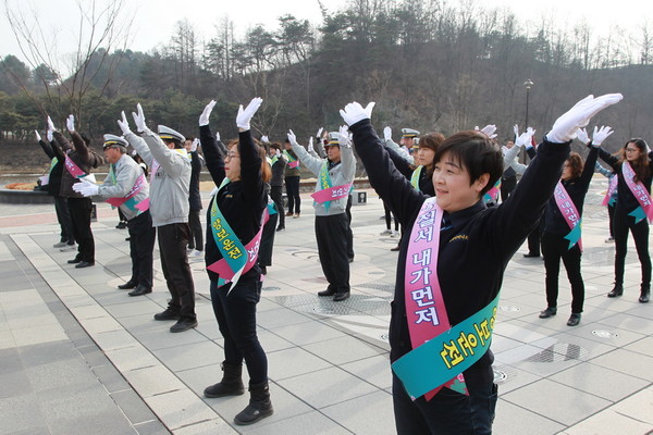 ▲ 성주군은 23일 성주군청에서 군공무원, 경찰, 모범운전자, 녹색어머니 회원 및 초등학생 등 80여명이 참석한 가운데 ‘배려 교통문화 실천운동’ SOS 1천만 릴레이 캠페인을 전개했다.ⓒ성주군 제공