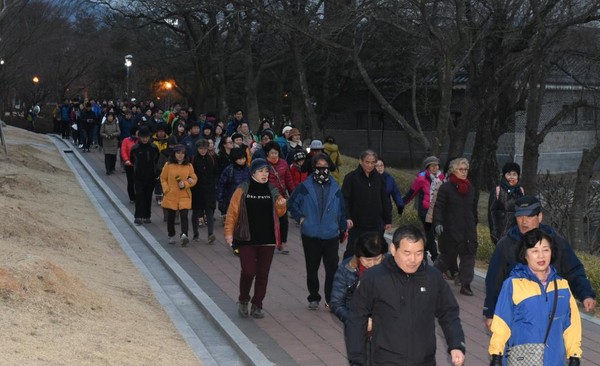 ▲ 경주 호반길이 야간관광상품으로 인기를 끌고 있다. 사진은 호반길을 걷고 있는 참가자들.ⓒ경주시 제공