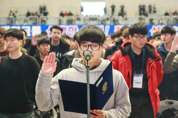 ▲ 청주대 신입생 입학식이 23일 열린 가운데 신입생 대표 송원식 군(19)이 선서를 하고 있다.ⓒ청주대