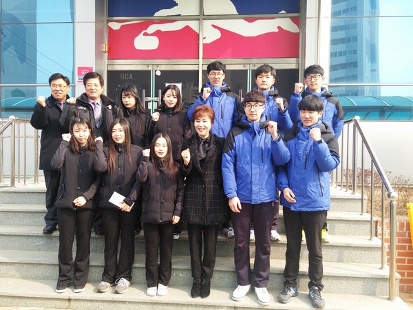 ▲ 충북도의회 행정문화위원회 의원들이 23일 ‘제97회 전국 동계체전’이 열리는 경북 의성컬링장을 방문해 충북도 선수단을 격려했다.ⓒ충북도의회