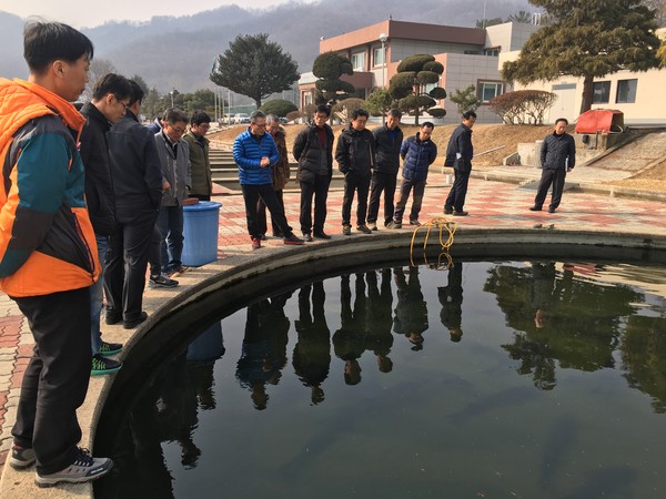 ▲ 김용필 충남도의원 등 내수면개발시험장 현장 방문.ⓒ충남도