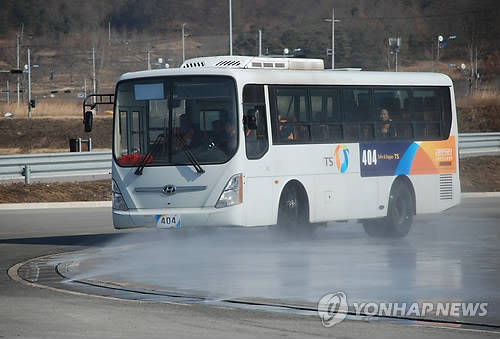 ▲ 빗길 과속운전 위험성 체험교육.ⓒ연합뉴스