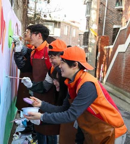 ▲ SK이노베이션 신입사원들이 23일 서울 동작구 상도동 밤골마을 일대에서 벽화그리기 봉사활동을 펼치고 있다.ⓒSK이노베이션