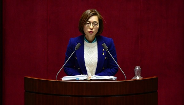 ▲ 더불어민주당 은수미 의원이 24일 새벽 국회 본회의장에서 테러방지법의 본회의 의결을 막기 위한 무제한 토론을 하고 있다. ⓒ뉴시스 사진DB