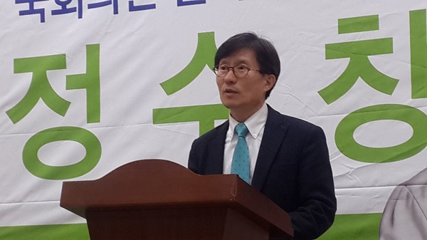 ▲ 24일 충북도청 브리핑 룸에서 정수창 국민의당 청주 흥덕을 예비후보가 20대 총선 출마를 선언하고 있다.ⓒ김종혁 기자