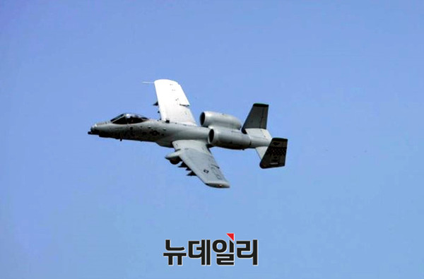 ▲ 한국 공군 조종사가 24일 임무수행을 위해 출격에 나서기 전, A-10공격기에 탑승한 미 공군 조종사와 손을 맞잡고 결연한 의지를 다지고 있다. ⓒ공군 제공