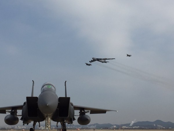 ▲ 한반도 상공에서 대북 무력시위를 전개하고 있는 미국 공군의 B-52 폭격기. ⓒ뉴데일리 순정우 기자