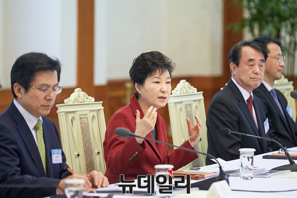 ▲ 박근혜 대통령이 24일 청와대에서 국민경제자문회의를 주재하면서 국회를 비판하고 있다. ⓒ뉴데일리