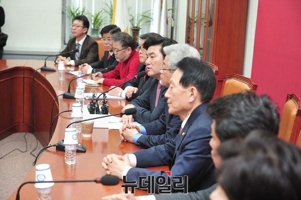 ▲ 새누리당 원내지도부와 이철우 정보위 간사 등이 24일 국회에서 원내대표단-정보위원회 연석회의를 갖고 있다.ⓒ뉴데일리 이종현 기자