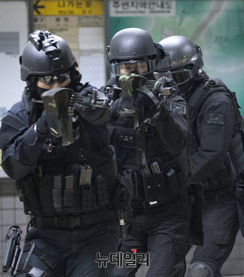 ▲ 24일 수도방위 사령부가 다중이용시설 테러 대비 합동훈련을 진행하고 있다. ⓒ뉴데일리 정상윤 기자