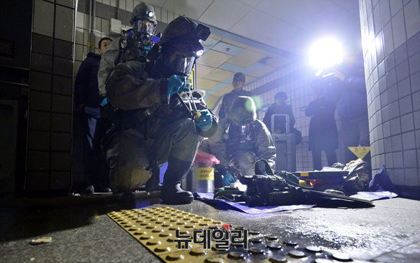 ▲ 24일 수도방위 사령부가 다중이용시설 테러 대비 합동훈련을 진행하고 있다. ⓒ뉴데일리 정상윤 기자