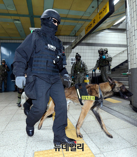 ▲ 24일 수도방위 사령부가 다중이용시설 테러 대비 합동훈련을 진행하고 있다. ⓒ뉴데일리 정상윤 기자