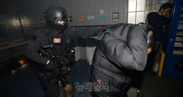 ▲ 24일 수도방위 사령부가 다중이용시설 테러 대비 합동훈련을 진행하고 있다. ⓒ뉴데일리 정상윤 기자