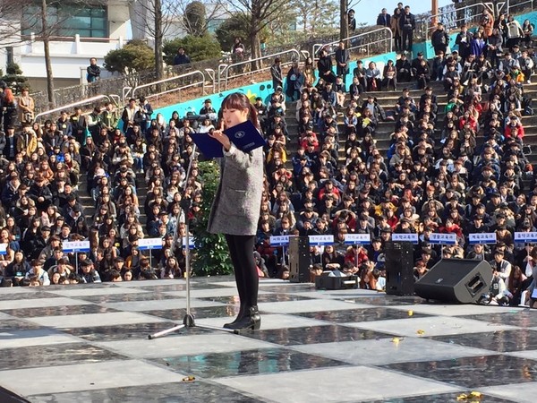 ▲ 서원대 신입생이 입학식에서 학생대표가 선서하고 있다. ⓒ서원대학교