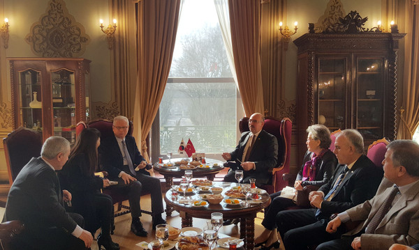 ▲ 계명대 신일희 총장(왼쪽 세번째)이 이스탄불대 마흐무트 총장(중앙 우측)과 만나 간담회를 가지고 있다ⓒ계명대 제공