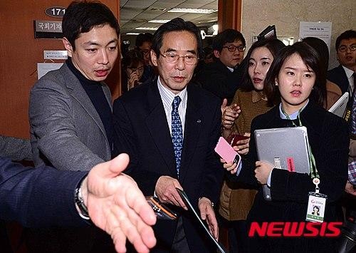 ▲ 더불어민주당 홍창선 공천관리위원장이 24일 국회 정론관에서 컷오프 대상자가 총 10명이라고 밝혔다. 그는 기자회견장을 나서며 취재진에 둘려싸여 질문을 받기도 했다. ⓒ뉴시스 DB