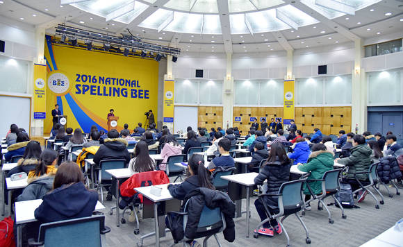 ▲ 23일 서울 광진구 건국대에서 진행된 '2016 내셔널 스펠링비(NSB)'에서 안영수 국제영어대학원대학교(IGSE) 총장이 인사말을 하고 있다. ⓒ윤선생