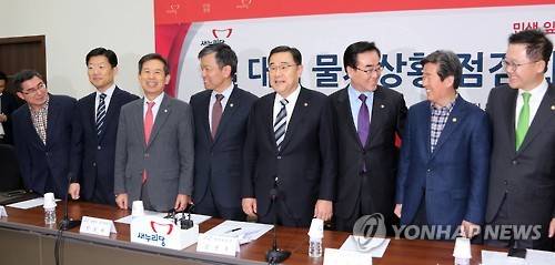 ▲ 새누리당 김정훈 정책위의장이 지난달 31일 국회 정책위의장실에서 열린 '설 대비 물가상황 점검 당정협의'에서 관계부처 차관 및 실장들과 함께 회의를 하기 앞서 얘기를 나누고 있다. 왼쪽부터 이준원 농식품부 식품산업정책실장, 우태희 산업부 2차관, 안효대 농해수 정조위원장, 최상목 기재부 1차관, 김 의장, 김태원 국토교통 정조위원장, 윤학배 해수차관, 강석훈 기획재정 정조위원장.ⓒ 연합뉴스