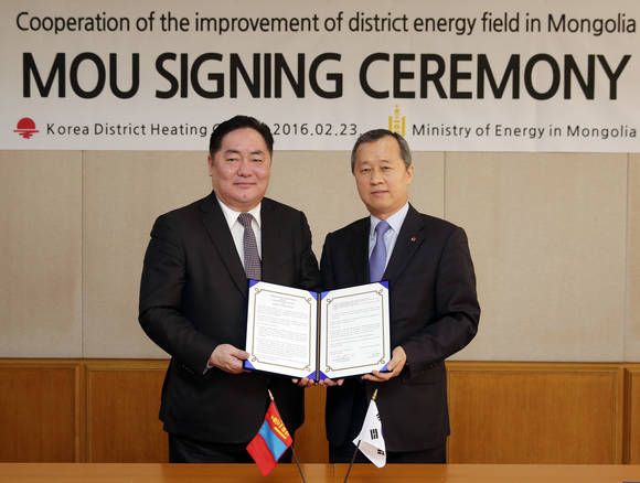 ▲ 이기만 지역난방공사 사장 직무대행(오른쪽)과 몽골 에너지부 차관 델그르트속트가 MOU를 체결하고 있다. ⓒ 지역난방공사 제공