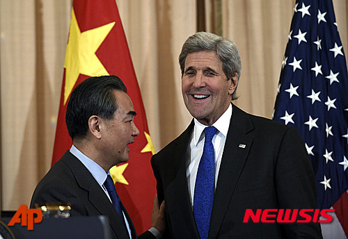 ▲ 존 케리 미국 국무장관(오른쪽)과 왕이 중국 외교부장이 23일(현지시간) 워싱턴 국무부 청사에서 기자회견을 끝낸 후 서로 마주보며 웃고 있다. ⓒAP/뉴시스