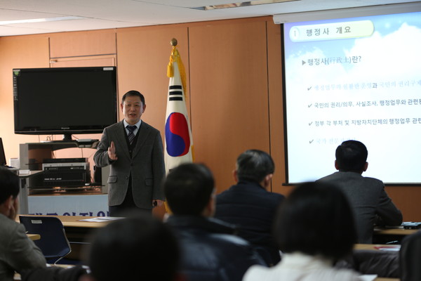 ▲ 24일 오후 서울제대군인지원센터 교육장에서 제대군인으로서 현재 행정사로 활동 중인 이재곤(믿음행정사무소 대표) 멘토가 행정사 업무 전반에 대한 소개를 하고 있다. ⓒ서울제대군인지원센터 제공