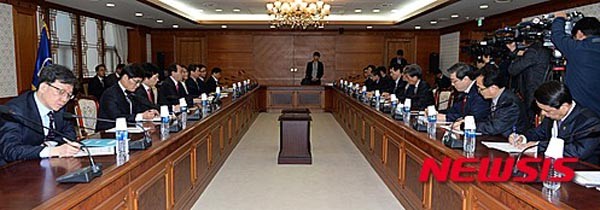 ▲ 25일 오전 정부서울청사에서 열린 '개성공단 정부합동대책반'의 4차 회의 모습. 정부는 이날 개성공단 입주기업에게 5,500억 규모의 '특별대출'을 지원하기로 했다. ⓒ뉴시스. 무단전재 및 재배포 금지.