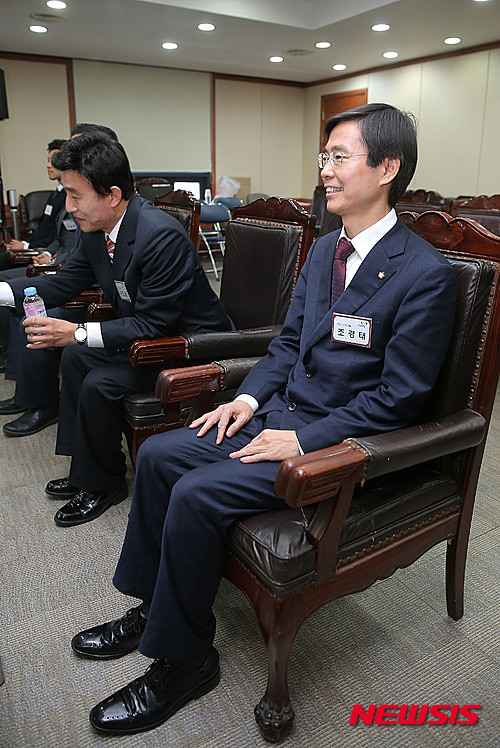 ▲ 새누리당 조경태 의원 등이 25일 오전 서울 여의도 당사에서 열린 사하구을 공천면접을 받고 있다.ⓒ뉴시스