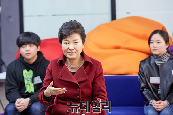 ▲ 박근혜 대통령이 25일 오전 대전시 유성구 대전창조경제혁신센터를 방문해 센터 지원 수혜학생들과 대화를 하고 있다. ⓒ뉴데일리