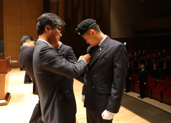 ▲ 여민기(환경공학과 3) 55기 중대장 후보생에게 김영식 총장(왼쪽)이 학년장을 수여하고 있다.ⓒ금오공대 제공