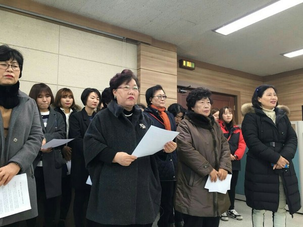 ▲ 교통대 증평캠퍼스 동문들이 후배들이 농성 자진해산에 따른 성명을 듣고 있다ⓒ비대위