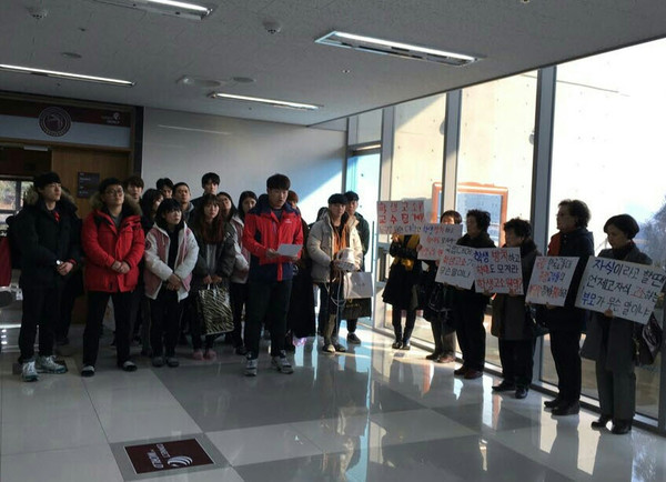 ▲ 한국교통대 총장실에서 농성 중인 학생들이 자진해산을 하며 성명을 발표하고 있다ⓒ비대위