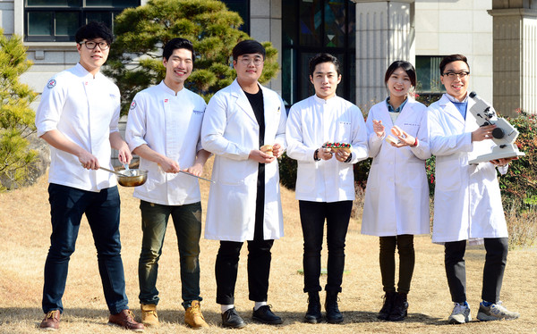 ▲ 지난해 해외 취업에 성공한 이 대학교 졸업생들이 대학교정에서 학과 실습도구를 들고 포즈를 취하고 있다.ⓒ대구보건대 제공