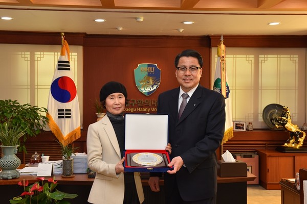 ▲ 변창훈 총장(오른쪽)이 모교에 임야를 기증한 김미송 동문에게 감사패를 전달하고 있다.ⓒ대구한의대 제공