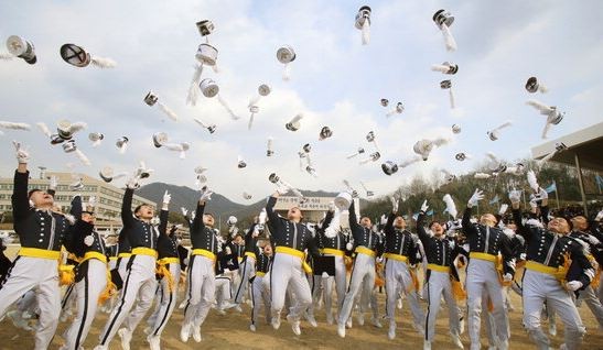 ▲ 공군사관학교가 25일 학교 성무연병장에서 제64기 졸업식을 갖고 새내기 장교 163명을 배출했다.ⓒ공군사관학교