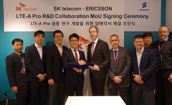 ▲ 박진효 SK텔레콤 네트워크기술원장(왼쪽에서 네번째), 퍼 나빈거 에릭슨 무선제품 개발총괄ⓒSK텔레콤