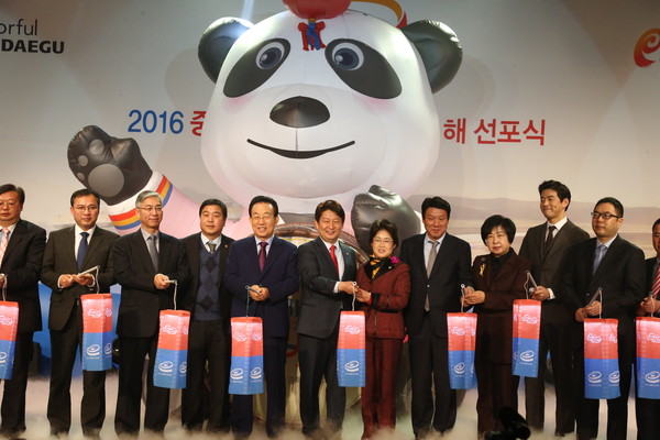 ▲ '2016 중국인 대구경북 방문의 해' 선포식이 서울 프라자호텔에서 열린 가운데 권영진 대구시장과 김관용 경북도지사 등 참석자들이 선포식 행사를 축하하고 있다.ⓒ대구시 제공