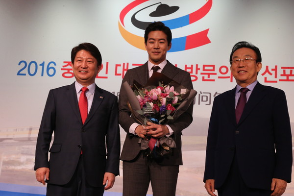 ▲ 대구시와 경북도는 내 딸 서영이’와 ‘두 번째 스무살’ 등 중국 내 인지도를 높여가고 있는 배우 이상윤씨를 대구경북 방문의 해 홍보대사로 위촉했다.ⓒ대구시 제공